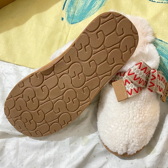 UGG Bow-Tie Furry Closed-Toe Mules - Picture 5 of 10